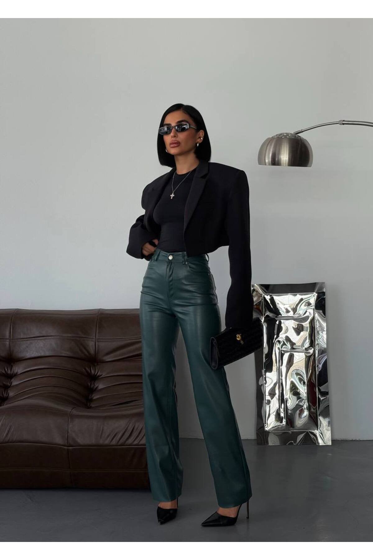 Modern ve Çarpıcı: Yüksek Bel Deri Pantolon