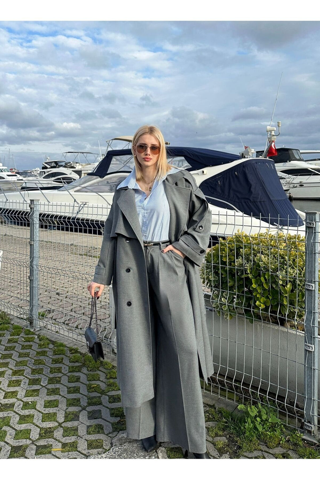 “Kemer Detaylı Oversize Gri Trençkot”