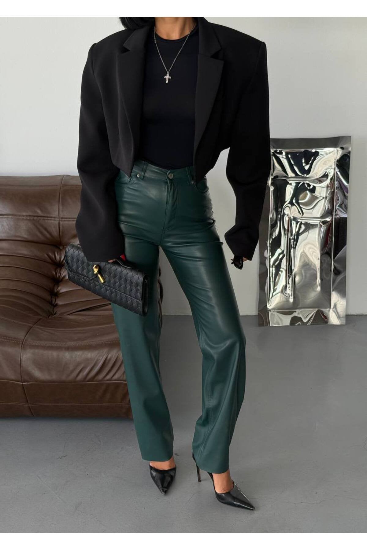 Modern ve Çarpıcı: Yüksek Bel Deri Pantolon