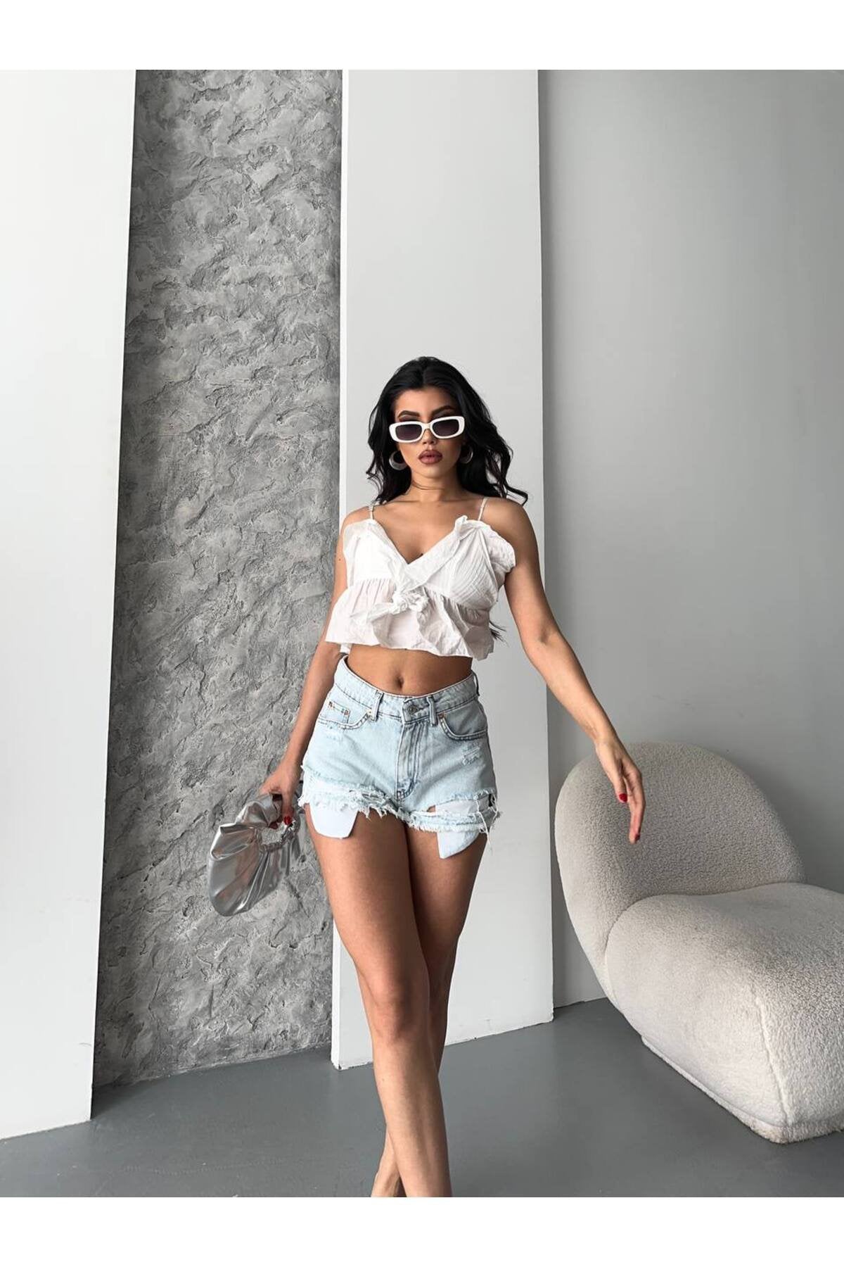 Sokak Modasının Yıldızı: Yırtık Detaylı Kot Şort