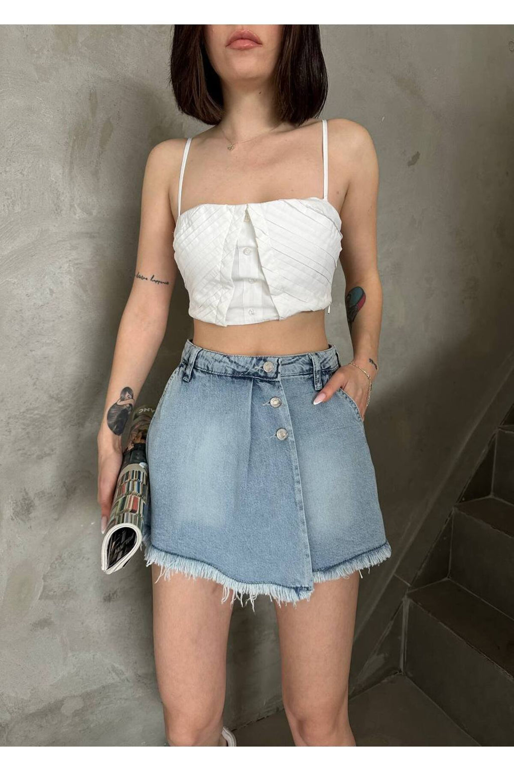 Zamansız Şıklık: Asimetrik Kesim Denim Şort Etek