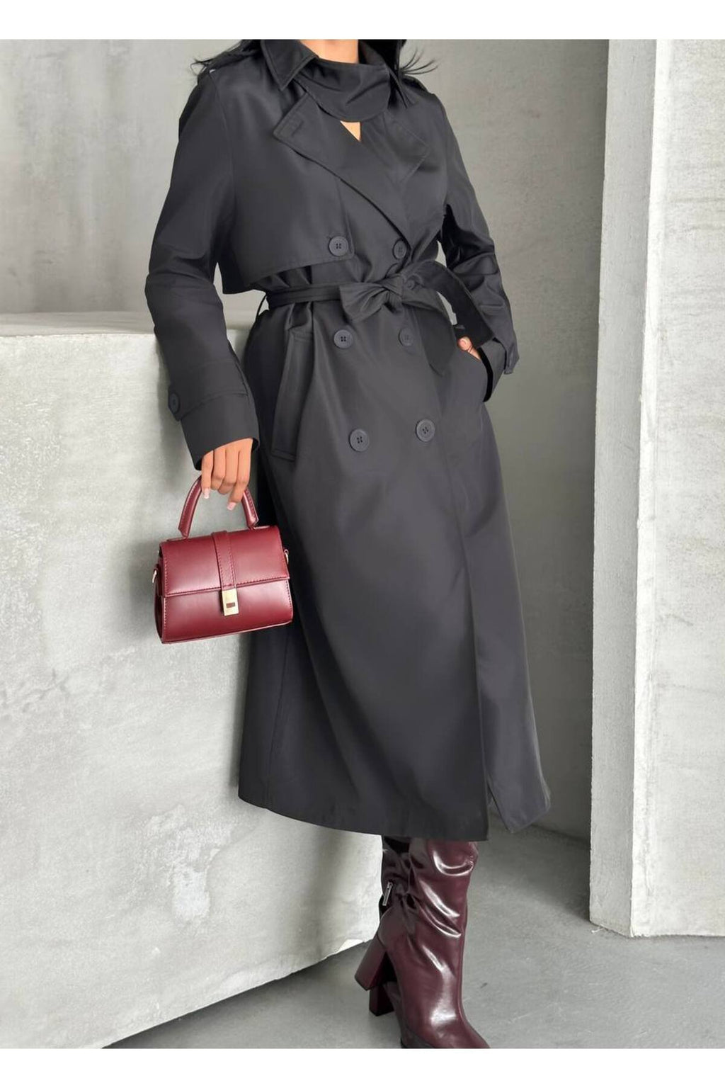YAKA DETAYLI OVERSİZE SU İTİCİ ÖZELLİKLİ TRENCH COAT ASTARLIDIR