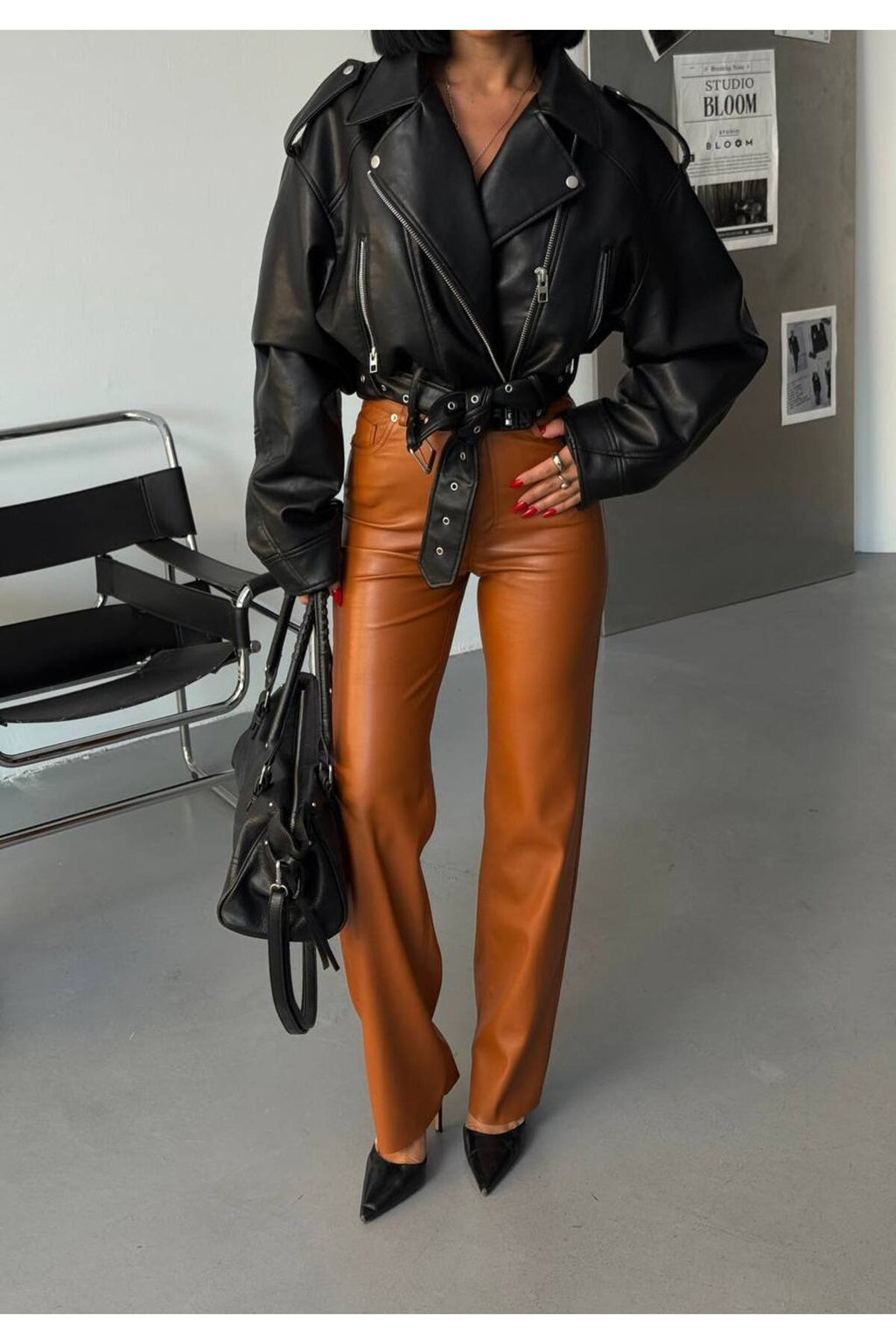 Modern ve Çarpıcı: Yüksek Bel Deri Pantolon