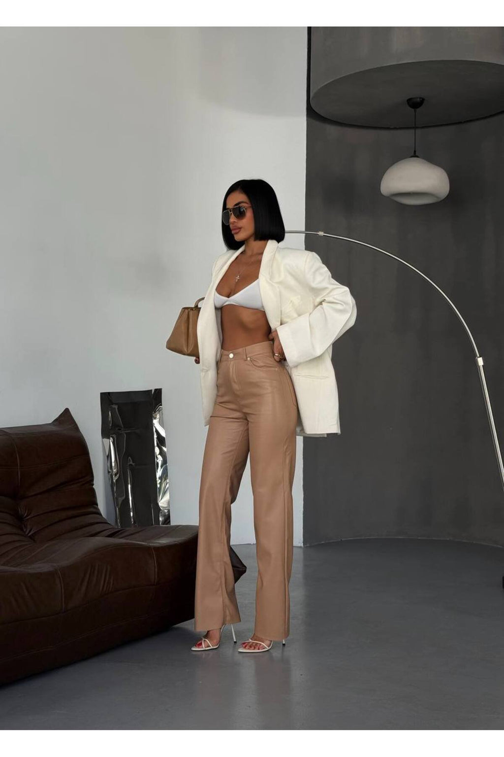 Modern ve Çarpıcı: Yüksek Bel Deri Pantolon