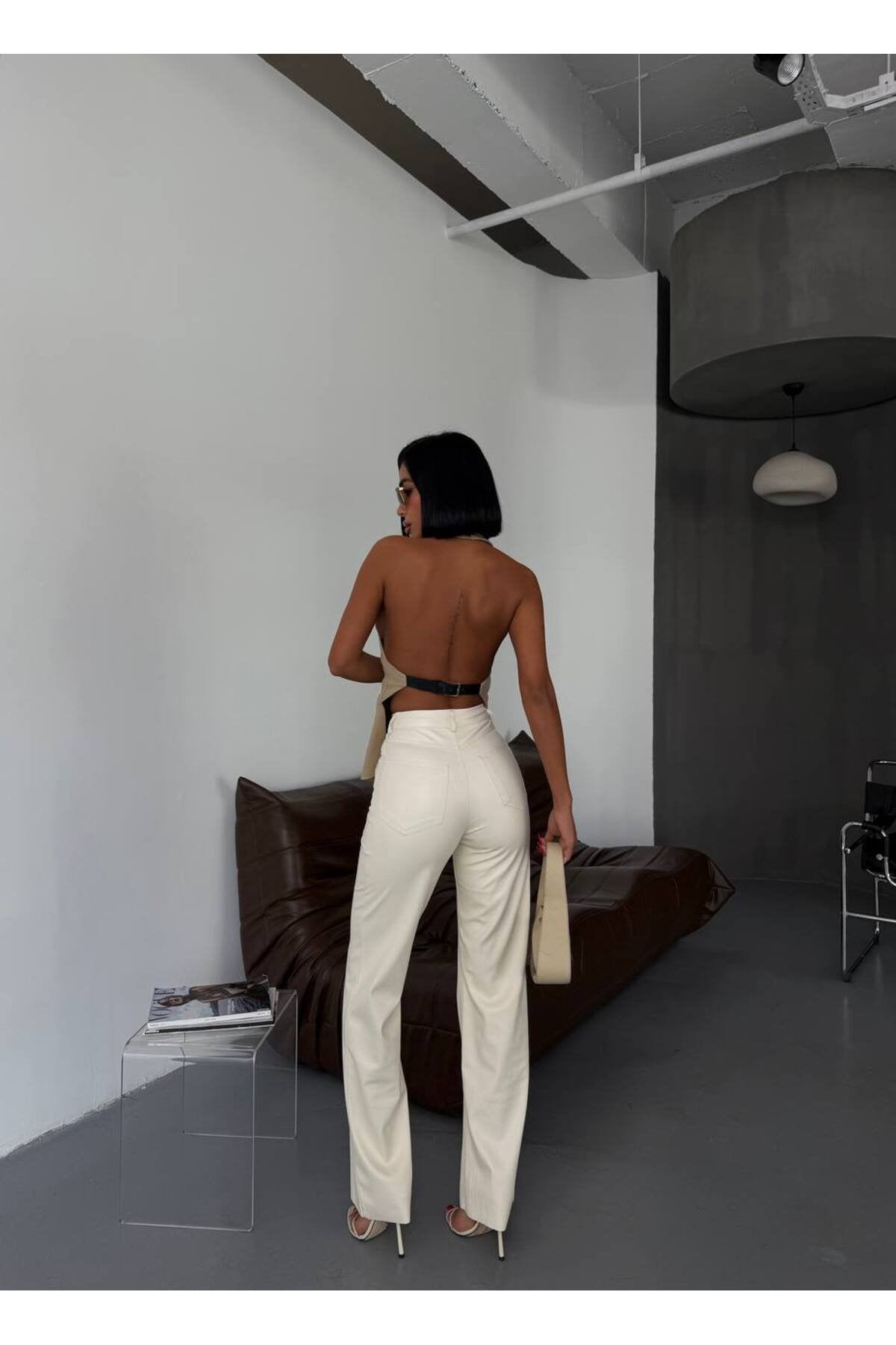Modern ve Çarpıcı: Yüksek Bel Deri Pantolon