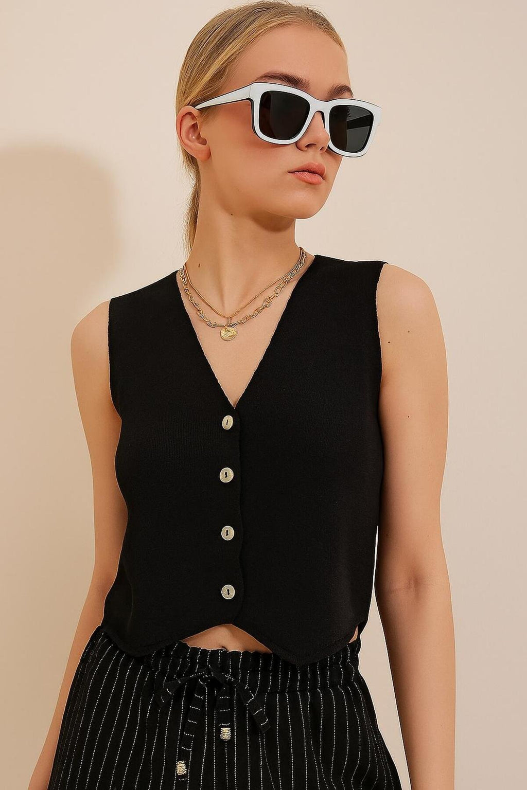 Modern Kesim Düğmeli Kolsuz Siyah Yelek