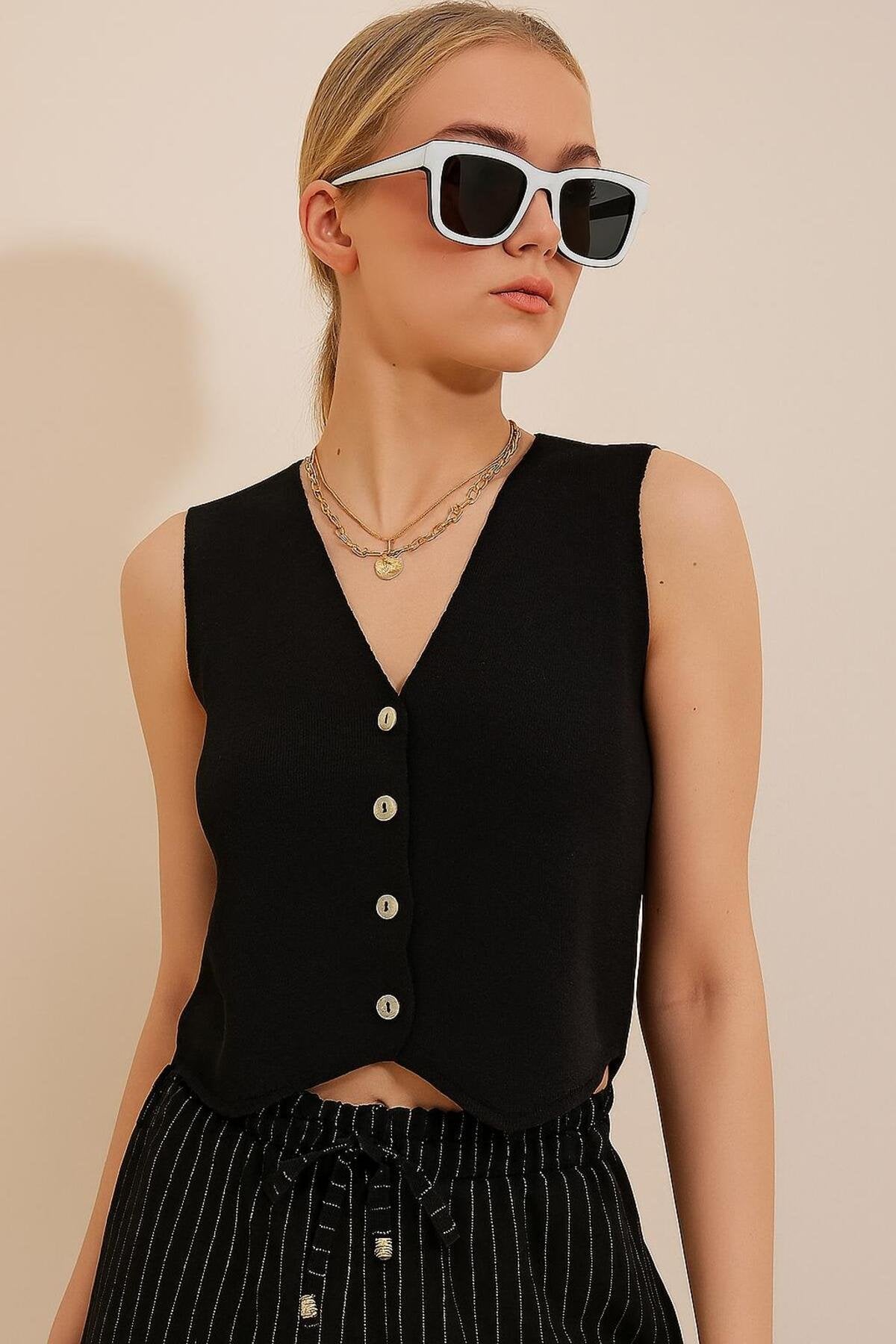 Modern Kesim Düğmeli Kolsuz Siyah Yelek