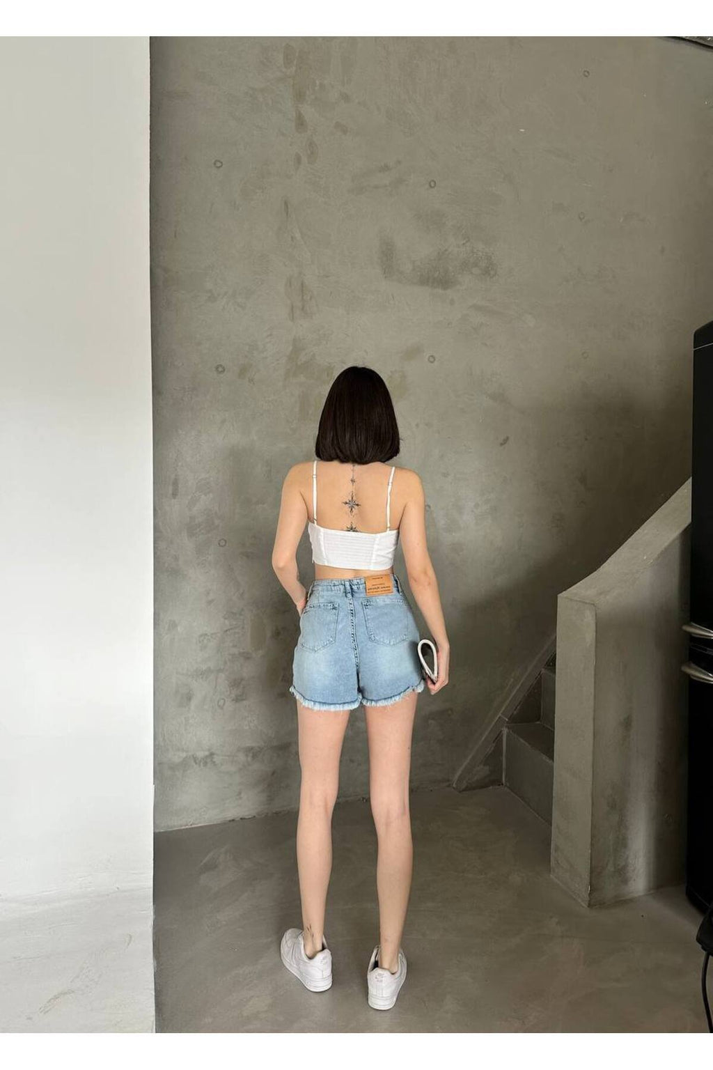 Zamansız Şıklık: Asimetrik Kesim Denim Şort Etek