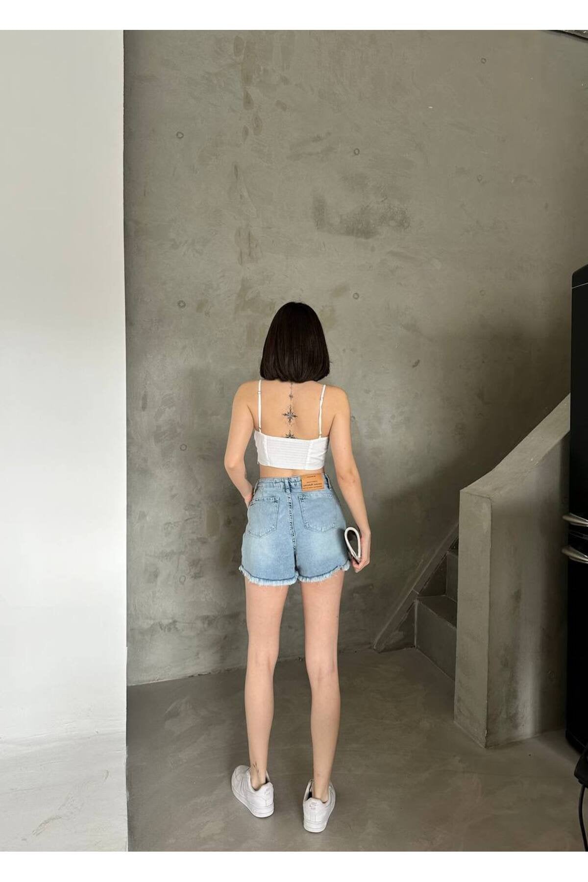 Zamansız Şıklık: Asimetrik Kesim Denim Şort Etek