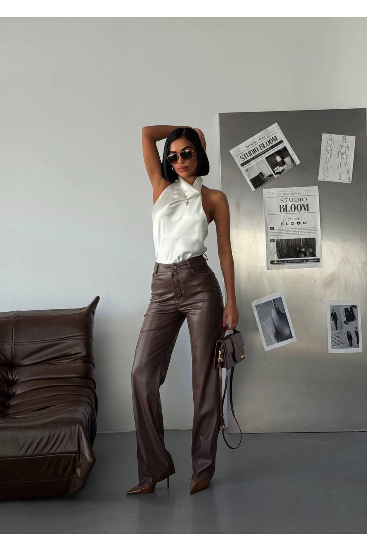 Modern ve Çarpıcı: Yüksek Bel Deri Pantolon”