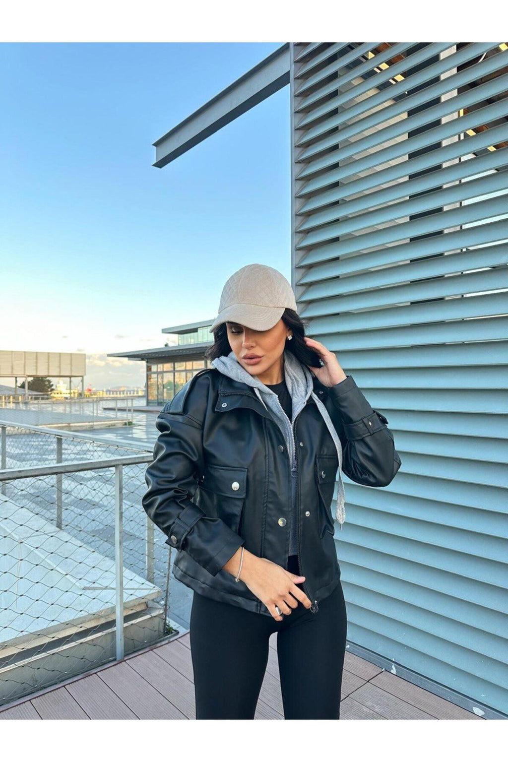 Gri Kapşon Detayıyla Tamamlanan Deri Ceket Kombini KADIN deri ceket