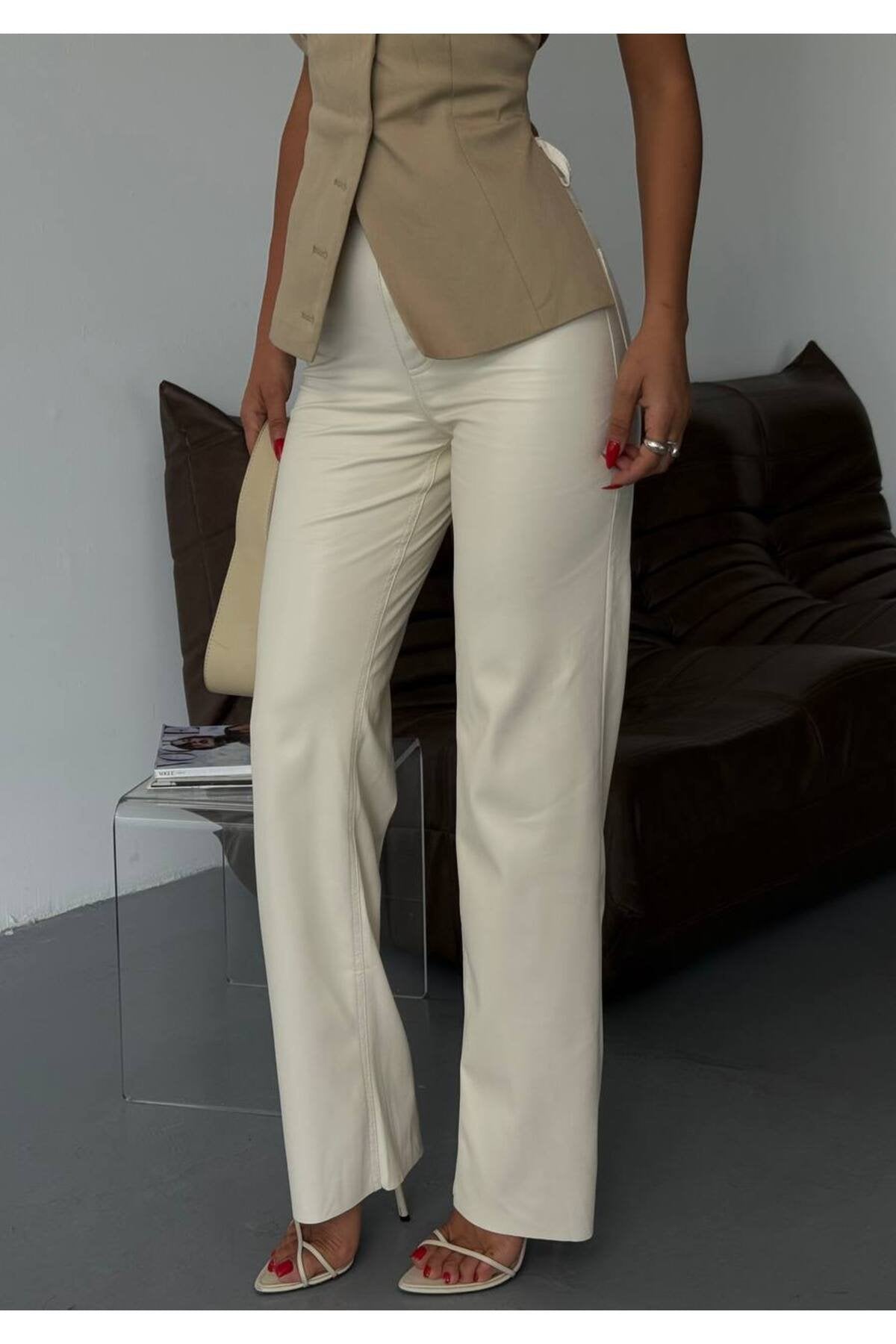 Modern ve Çarpıcı: Yüksek Bel Deri Pantolon