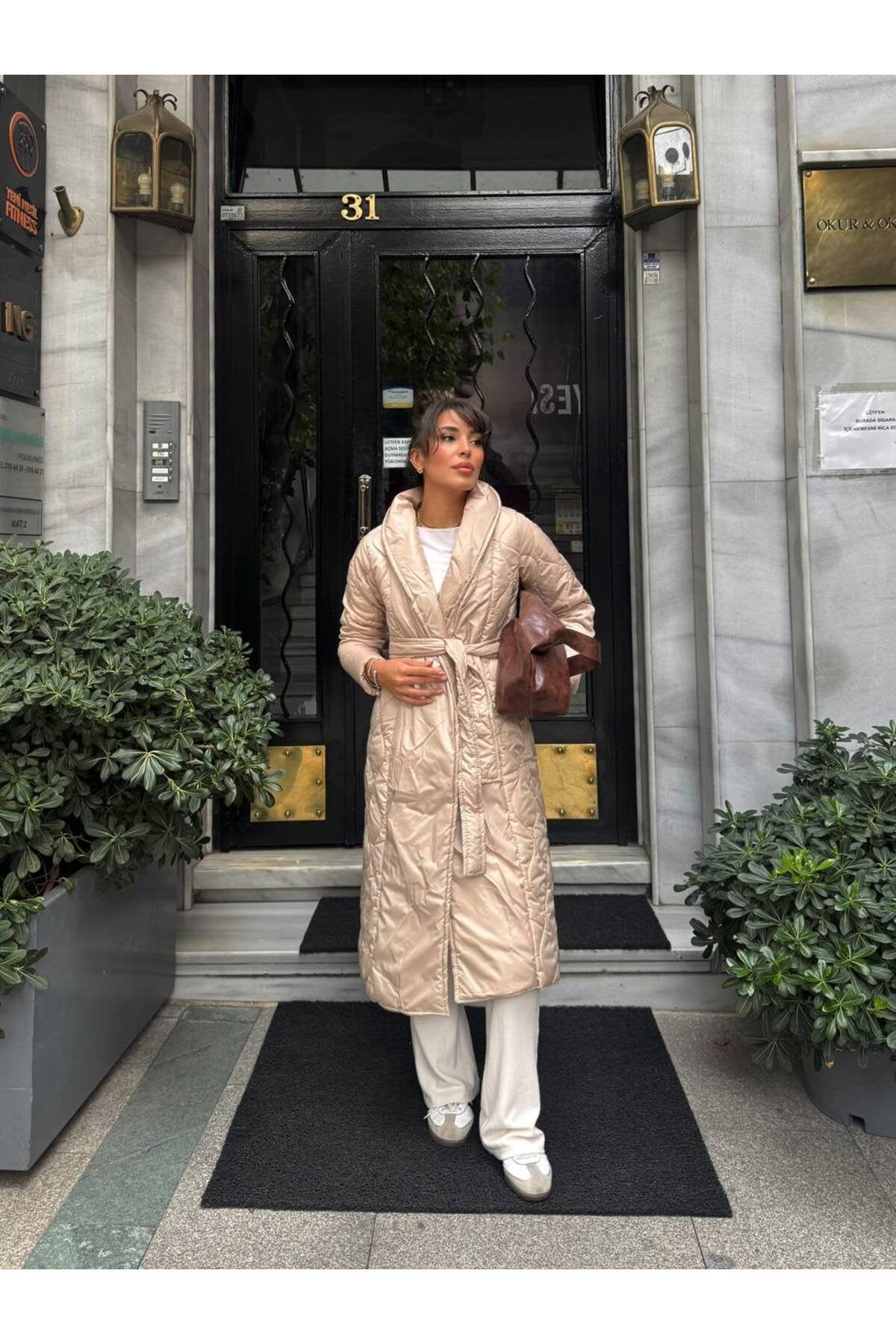 Minimalist Kapitone Şıklığı Kadın Uzun Mont