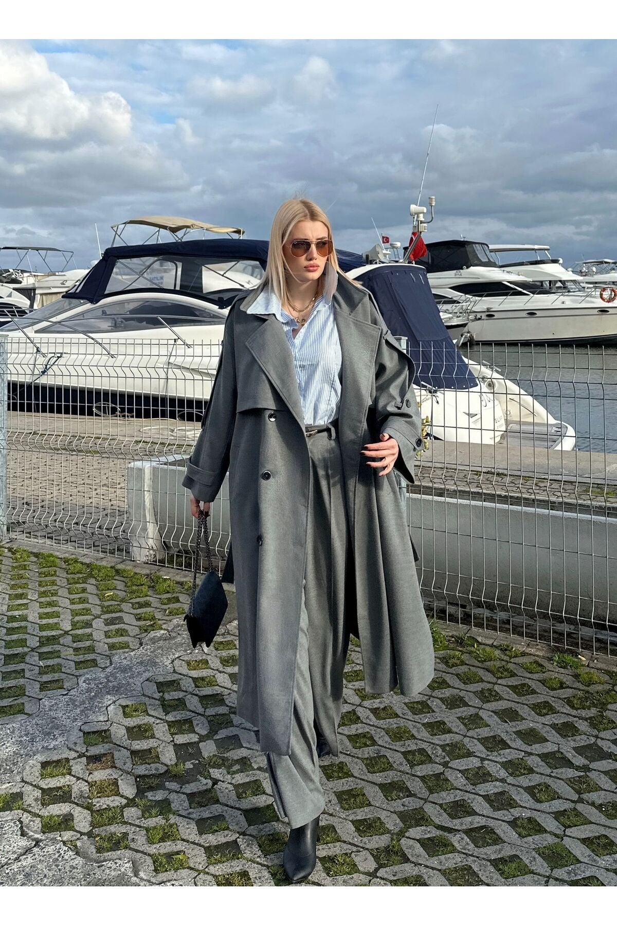 “Kemer Detaylı Oversize Gri Trençkot”
