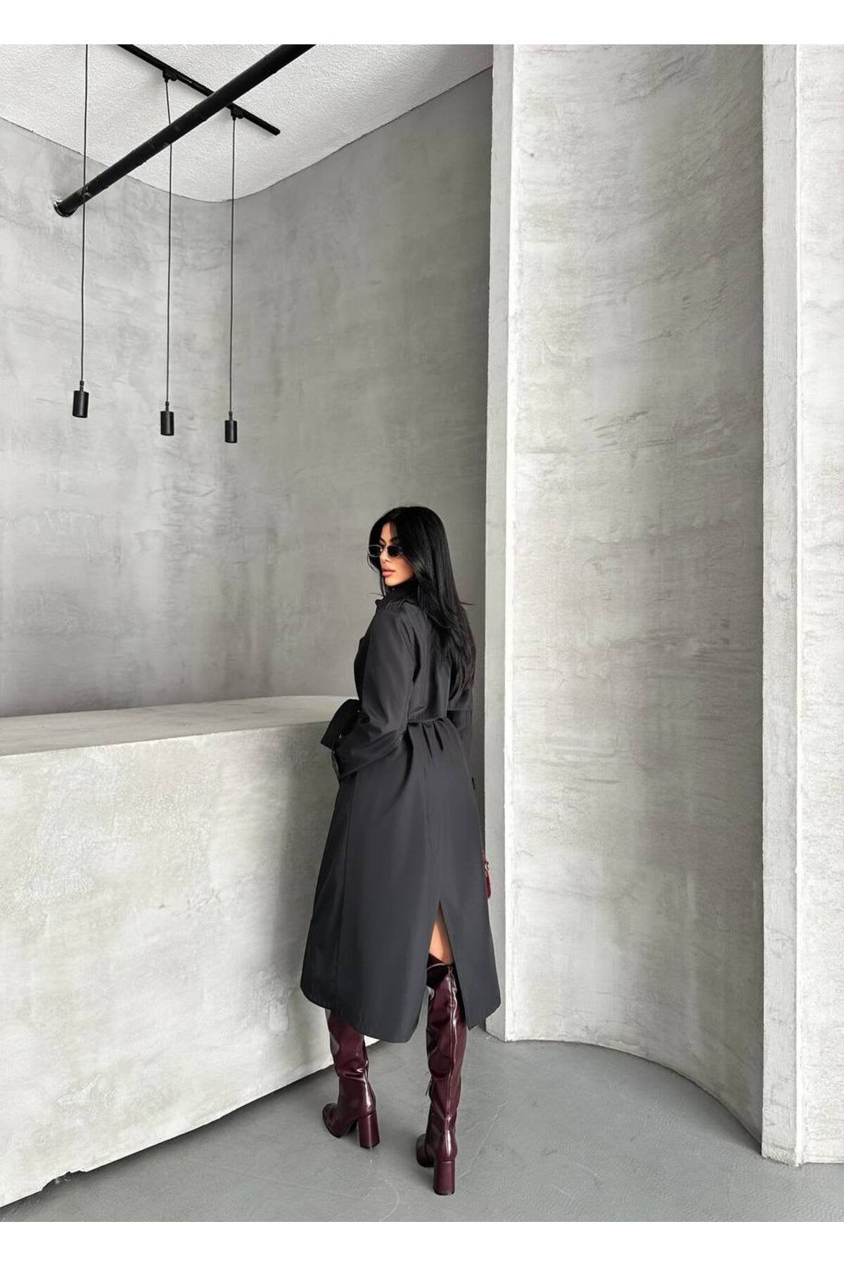 YAKA DETAYLI OVERSİZE SU İTİCİ ÖZELLİKLİ TRENCH COAT ASTARLIDIR