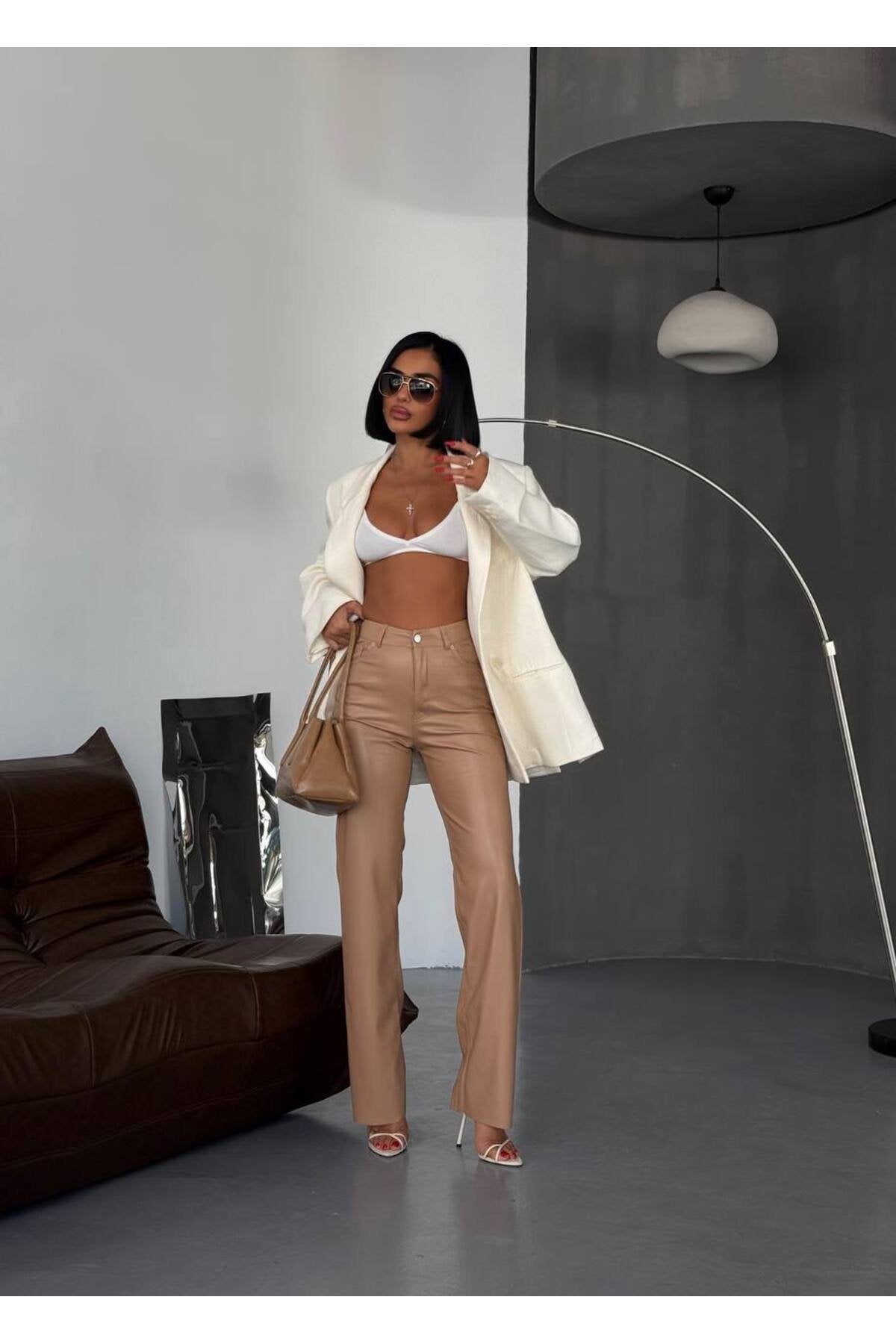 Modern ve Çarpıcı: Yüksek Bel Deri Pantolon