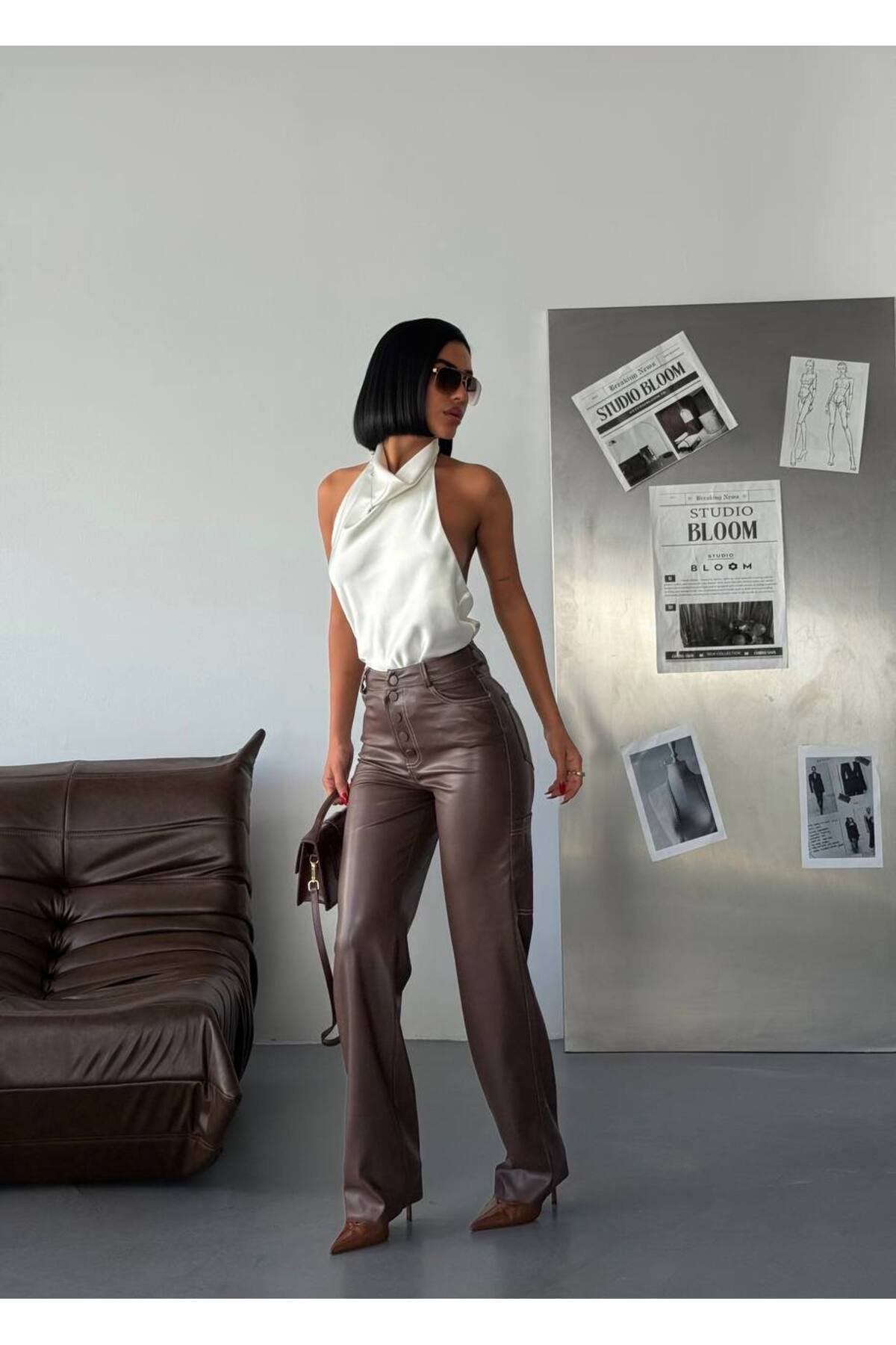 Modern ve Çarpıcı: Yüksek Bel Deri Pantolon”