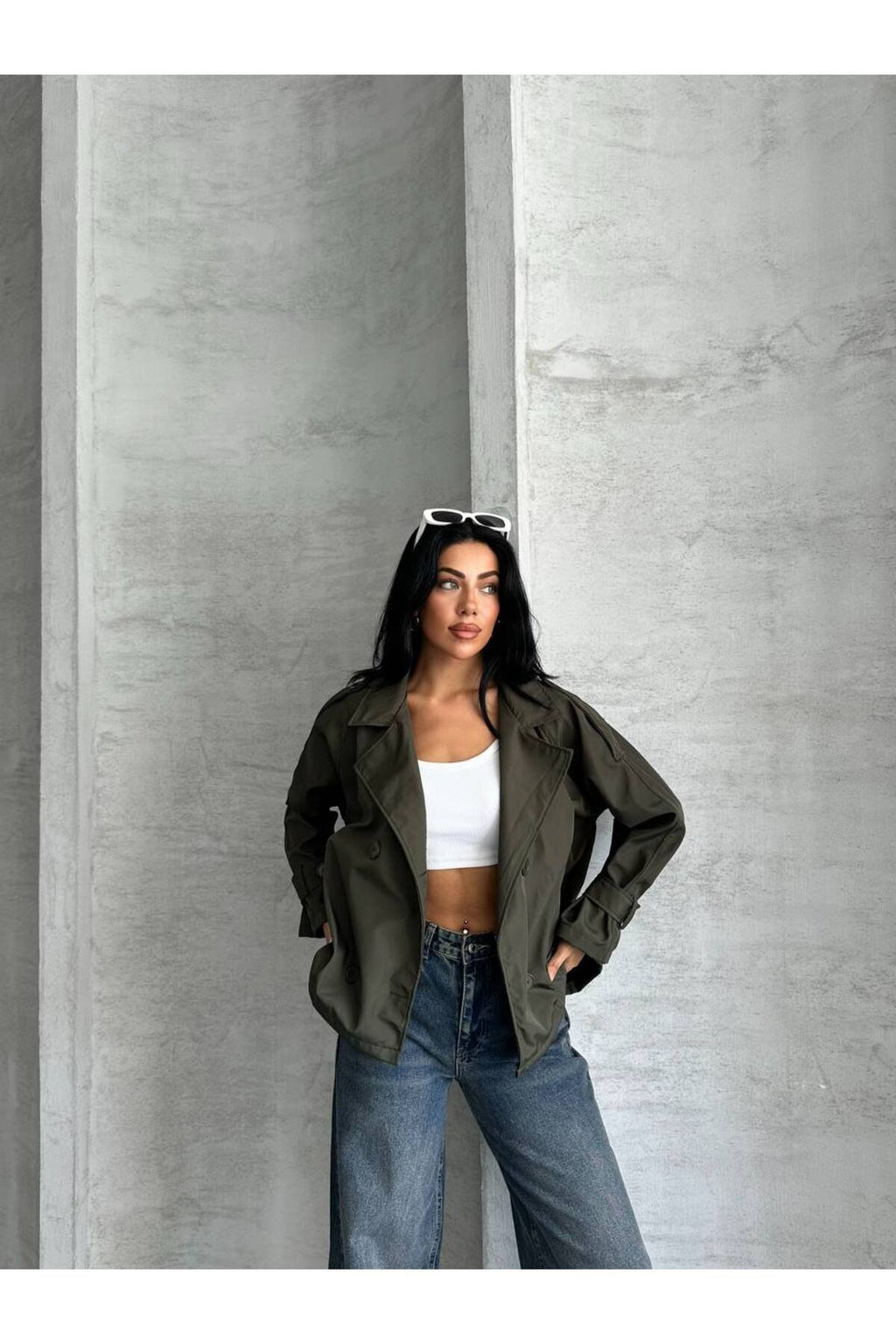 YENİ SEZON KOL VE OMUZ MANŞETLİ CROP TRENCH COAT