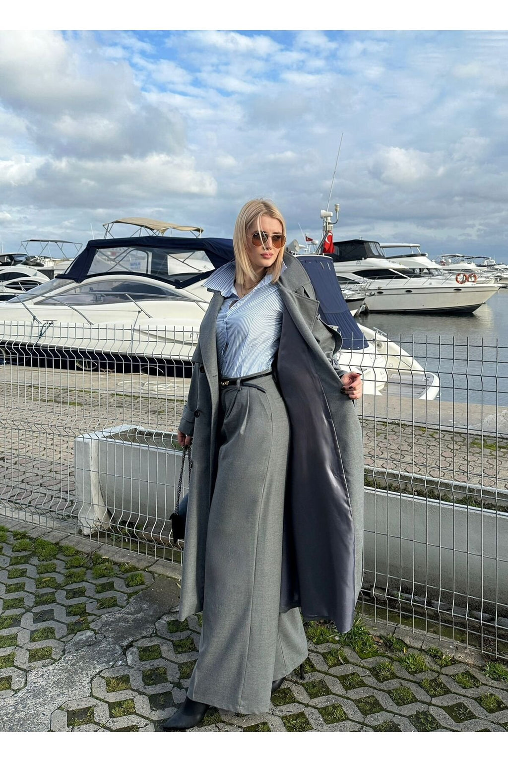 “Kemer Detaylı Oversize Gri Trençkot”