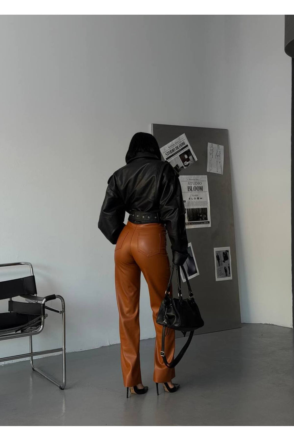 Modern ve Çarpıcı: Yüksek Bel Deri Pantolon