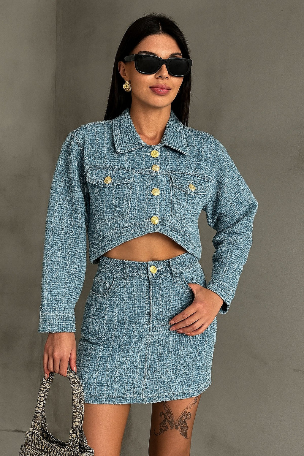 Crop Ceket & Mini Etek Takım – Modern ve Çarpıcı Stil