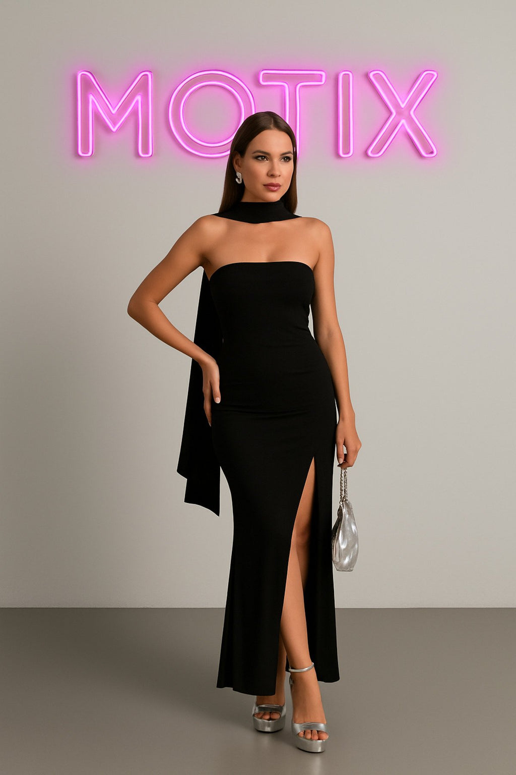 Şıklığın Tanımı: Yırtmaç Detaylı Straplez Siyah Gece Elbisesi