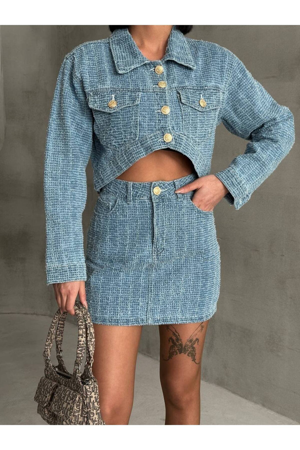 Crop Ceket & Mini Etek Takım – Modern ve Çarpıcı Stil