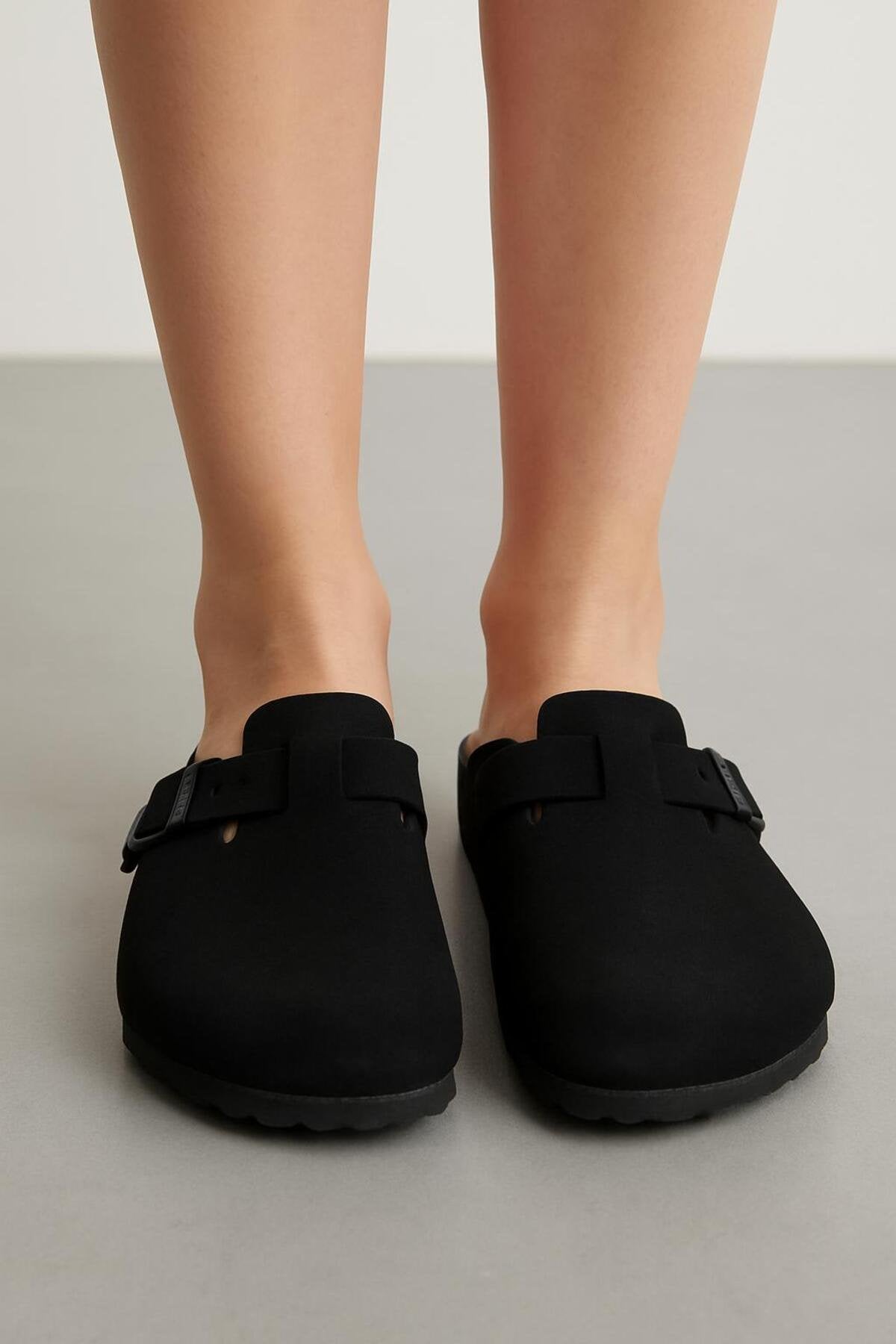 Kadın Siyah Tokalı Kapalı Ön Terlik (Clog Model)