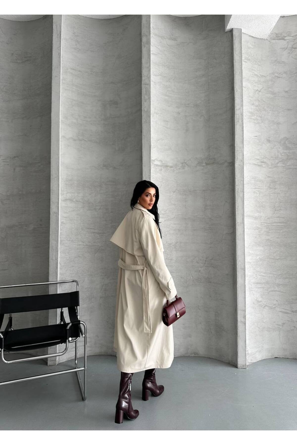YAKA DETAYLI OVERSİZE SU İTİCİ ÖZELLİKLİ TRENCH COAT ASTARLIDIR