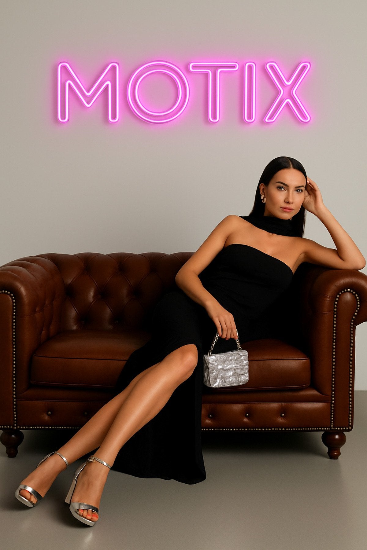 Şıklığın Tanımı: Yırtmaç Detaylı Straplez Siyah Gece Elbisesi