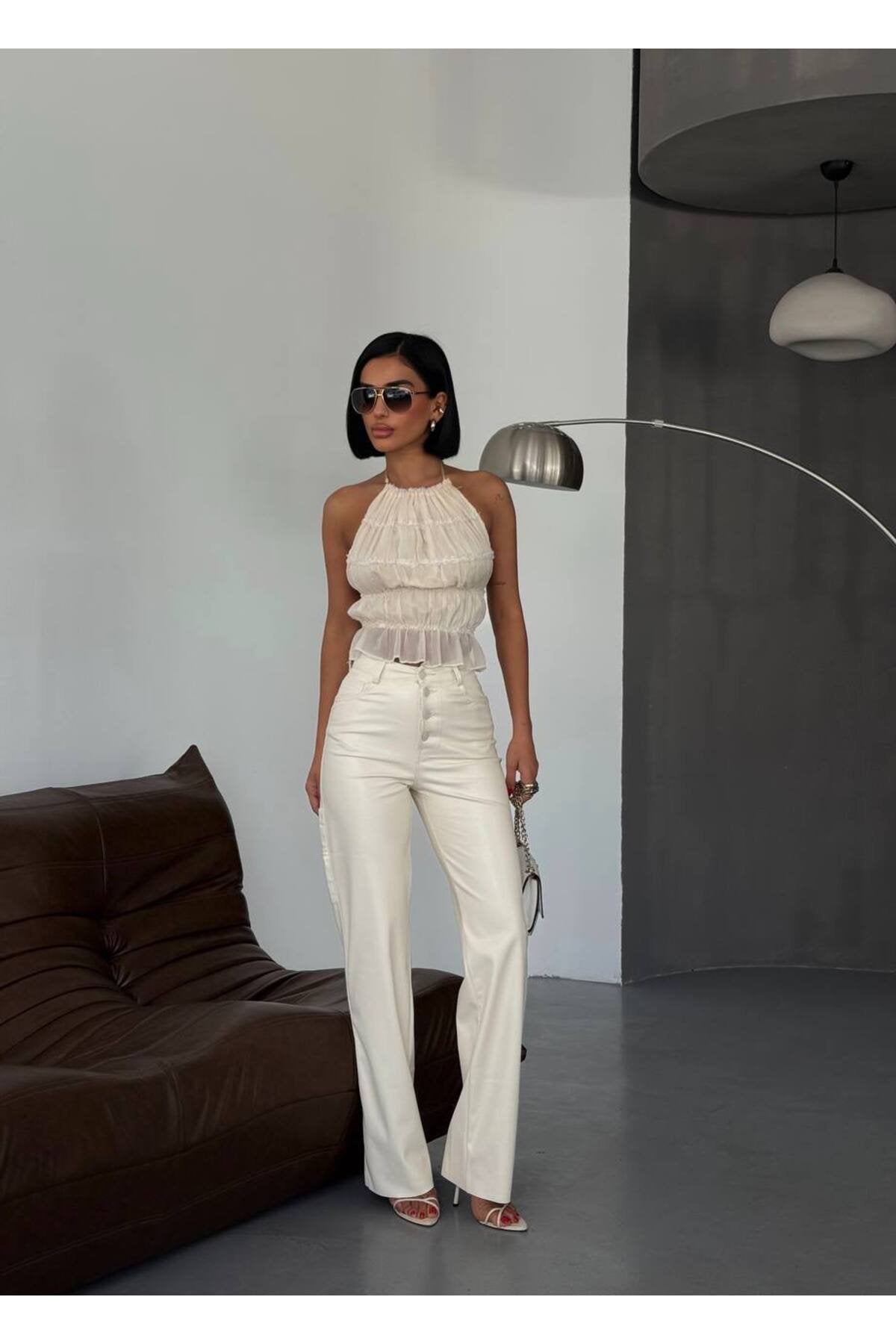 Modern ve Çarpıcı: Yüksek Bel Deri Pantolon”