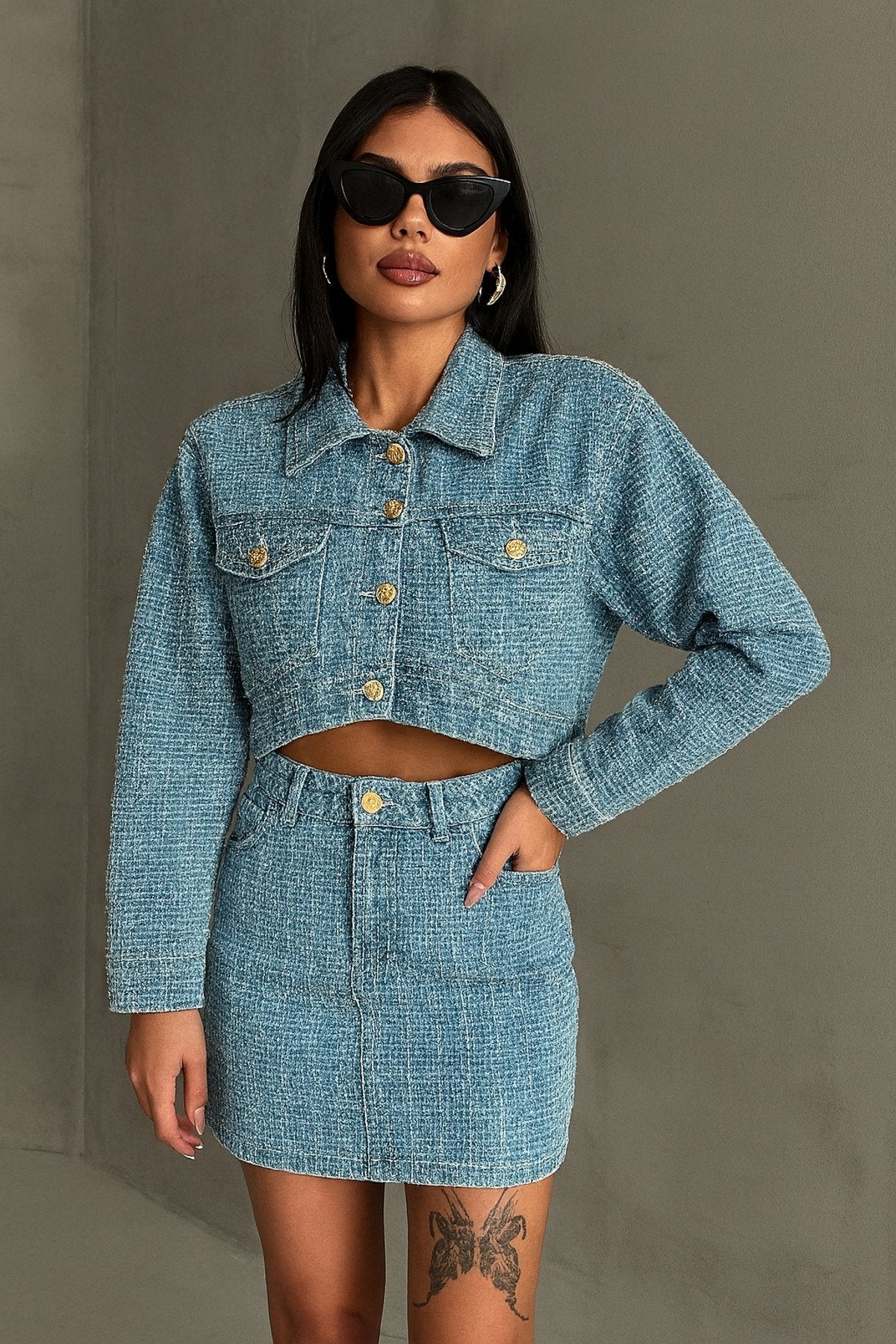 Crop Ceket & Mini Etek Takım – Modern ve Çarpıcı Stil