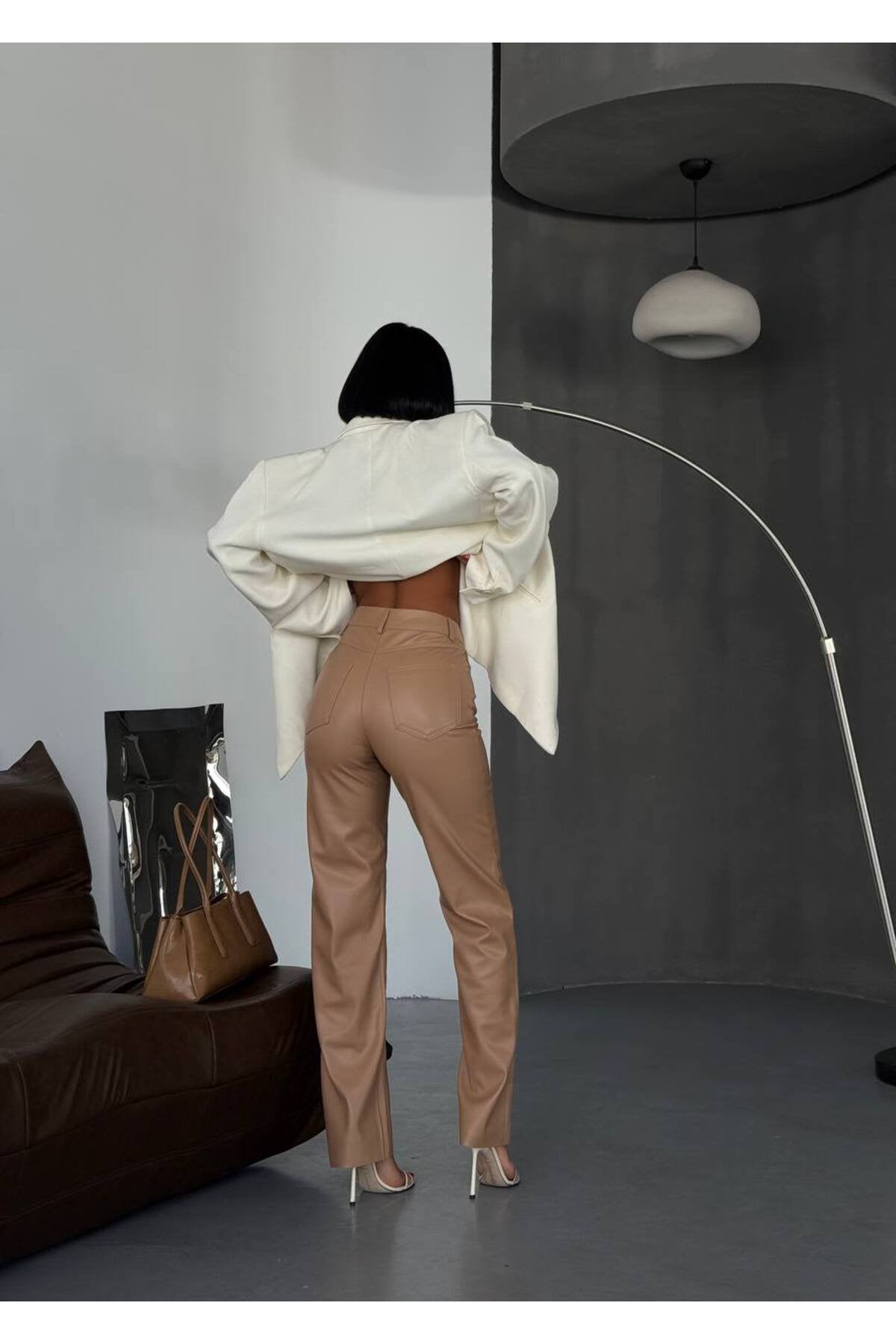 Modern ve Çarpıcı: Yüksek Bel Deri Pantolon