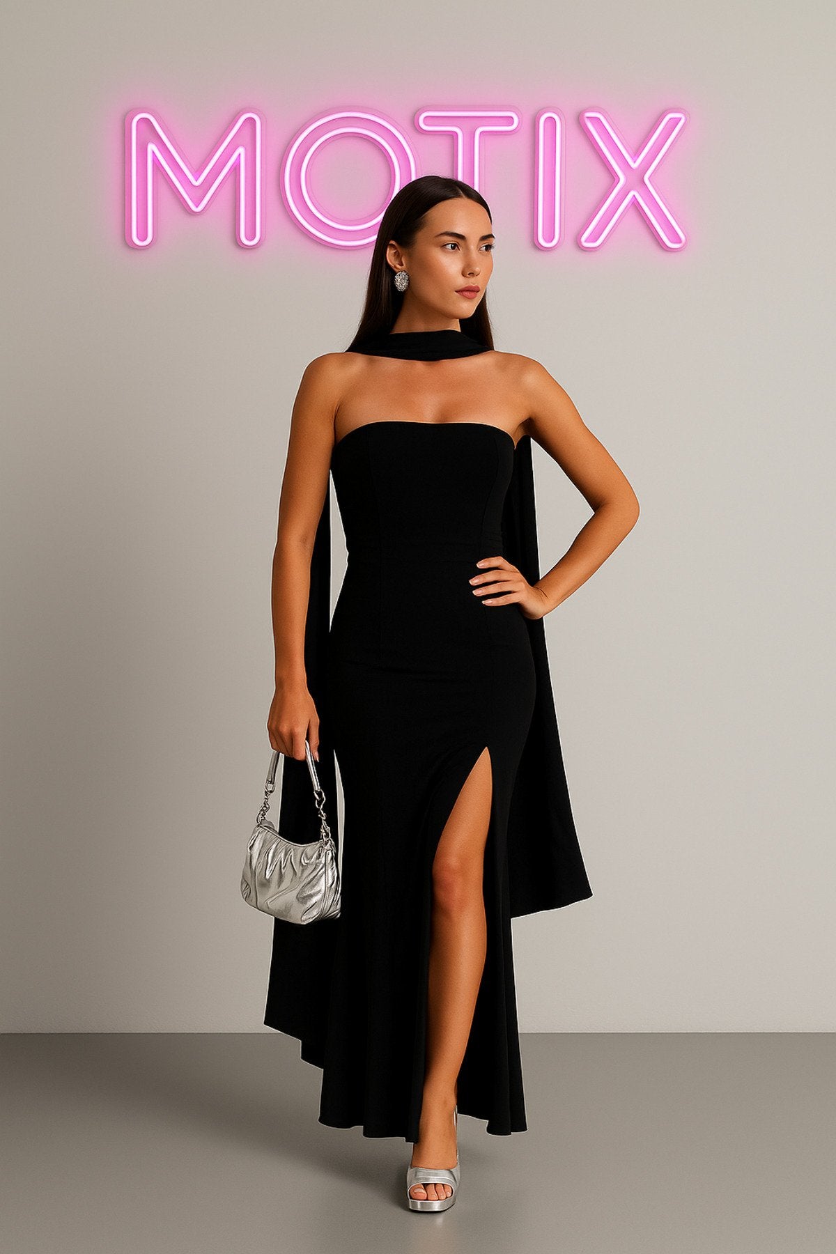 Şıklığın Tanımı: Yırtmaç Detaylı Straplez Siyah Gece Elbisesi