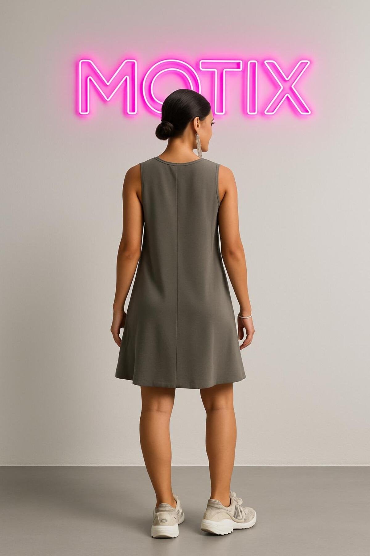 Basic Şıklığın Temsilcisi: Kolsuz Rahat Kesim Günlük Elbise