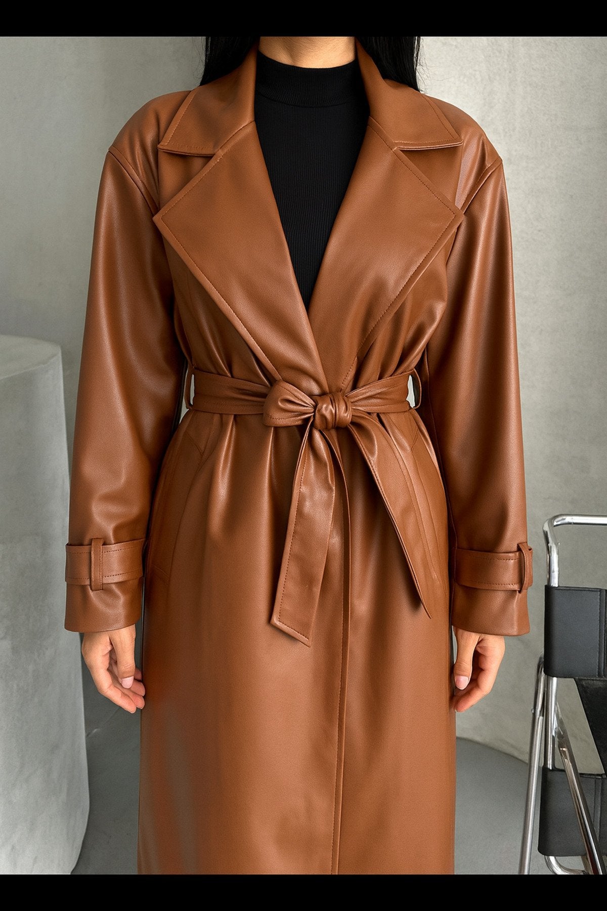 KEMER DETAYLI UZUN DERİ TRENÇ