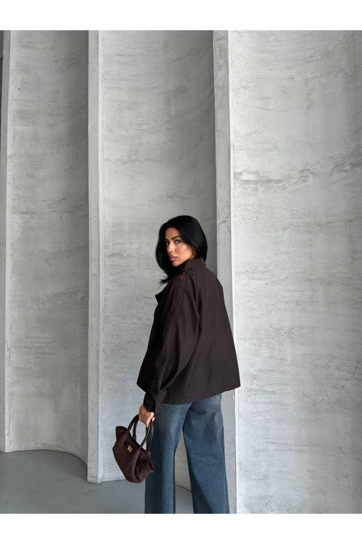 YENİ SEZON KOL VE OMUZ MANŞETLİ CROP TRENCH COAT