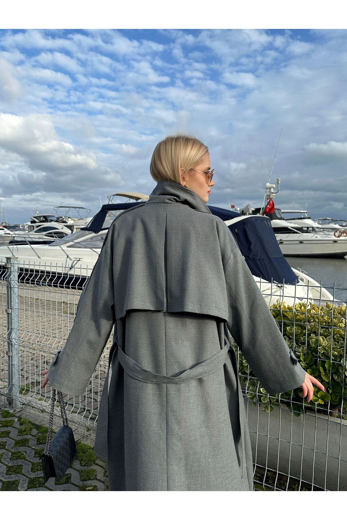 “Kemer Detaylı Oversize Gri Trençkot”