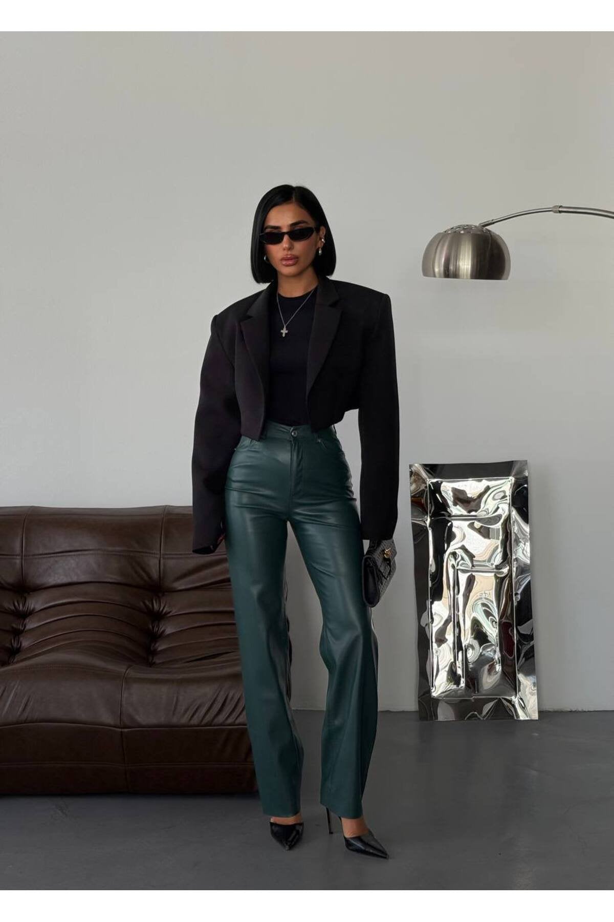 Modern ve Çarpıcı: Yüksek Bel Deri Pantolon