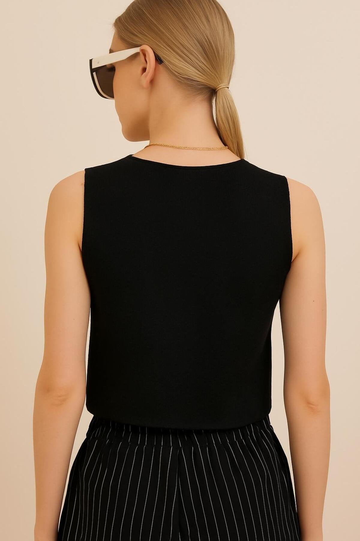 Modern Kesim Düğmeli Kolsuz Siyah Yelek